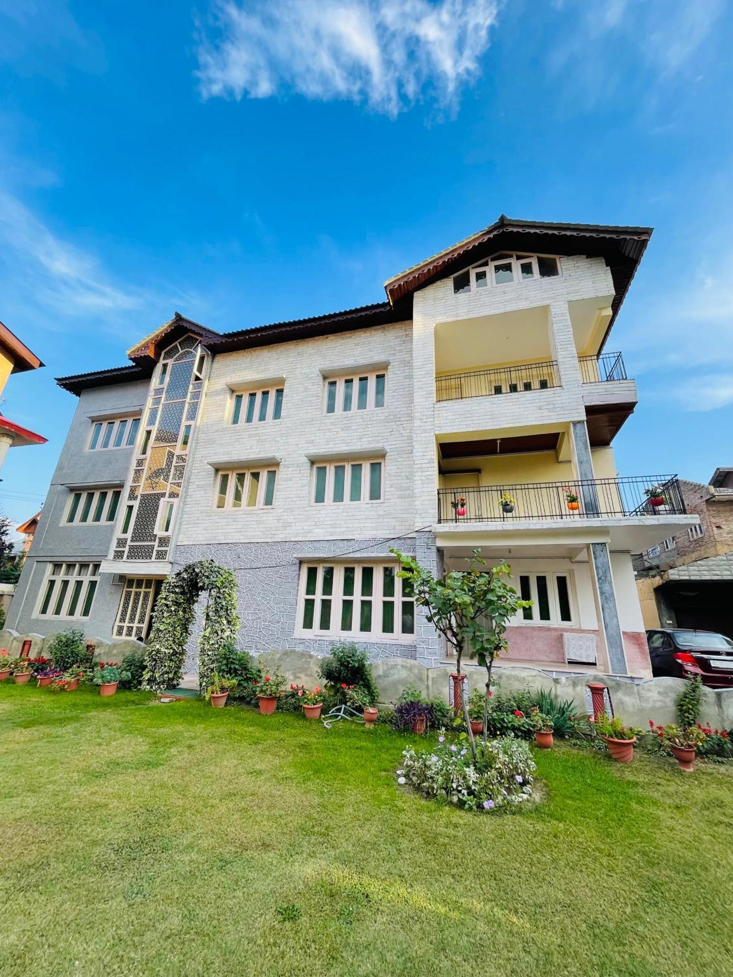 The Khayabaan - Luxurious Home Stay Away From Home Srīnagar Екстериор снимка
