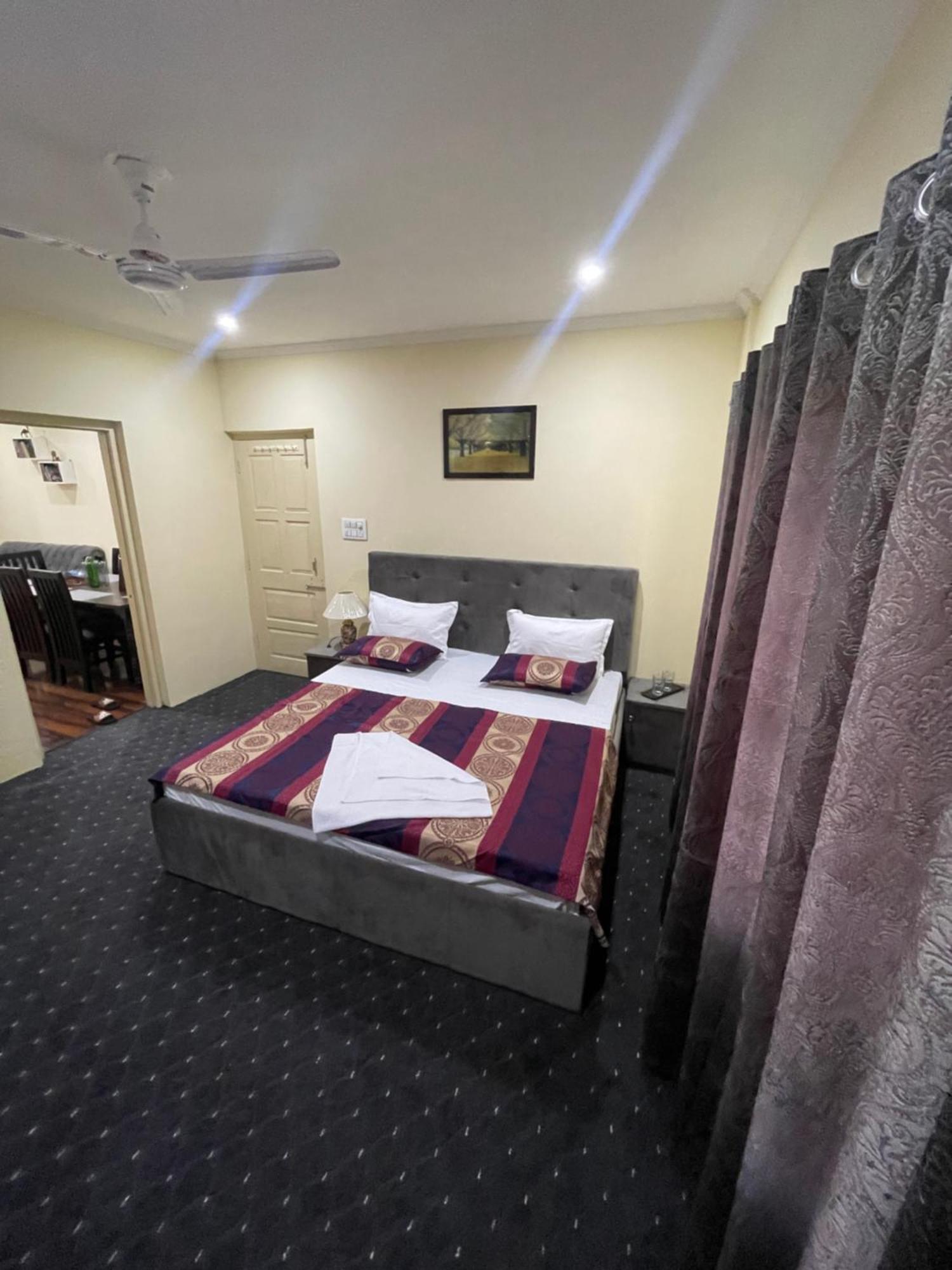 The Khayabaan - Luxurious Home Stay Away From Home Srīnagar Екстериор снимка